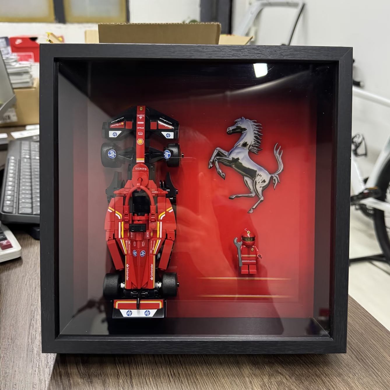 Model Kit F1 - แผงติดผนังสำหรับโชว์ เหมาะสำหรับชุดตัวต่อ LEGO 77242 Speed Champions
